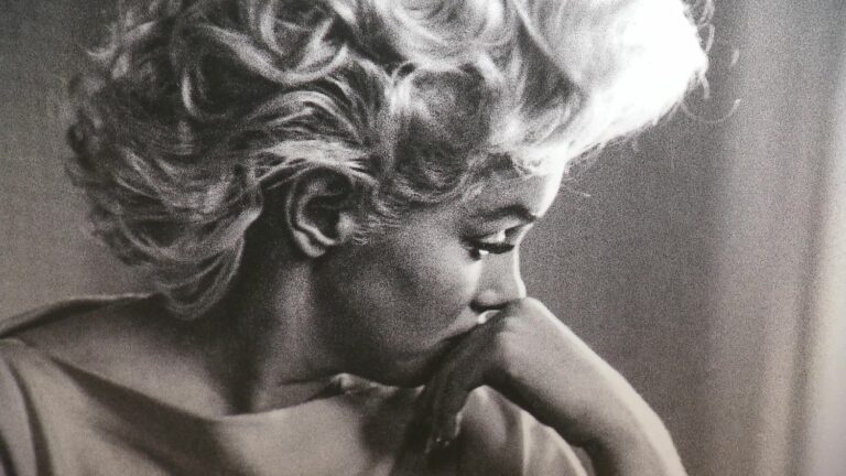 in Toulouse a photo exhibition paints a sensitive portrait of Marylin Monroe