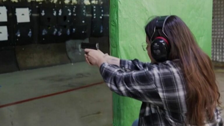 more and more Israeli women training in shooting ranges