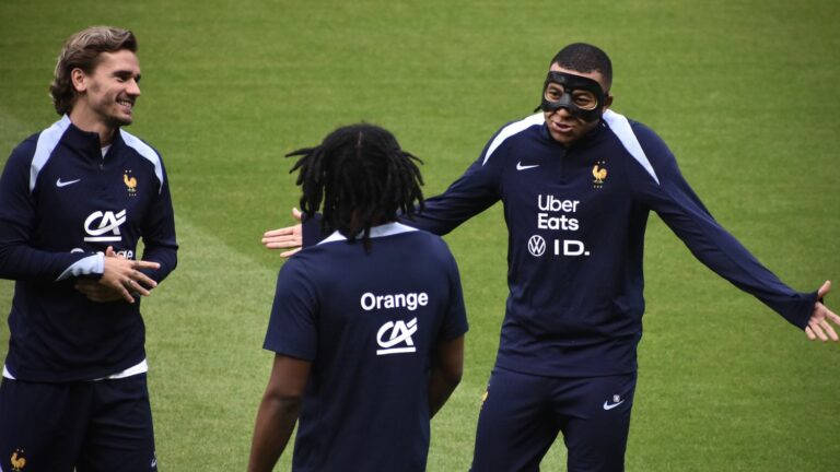 several masks for Kylian Mbappé and a glaring lack of skill for the Blues in training