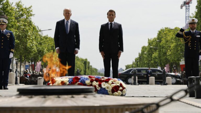 the American president and Emmanuel Macron rekindle the flame of the tomb of the Unknown Soldier