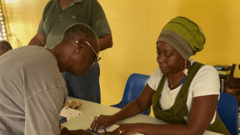 the French overseas and abroad, the first voters called to the polls