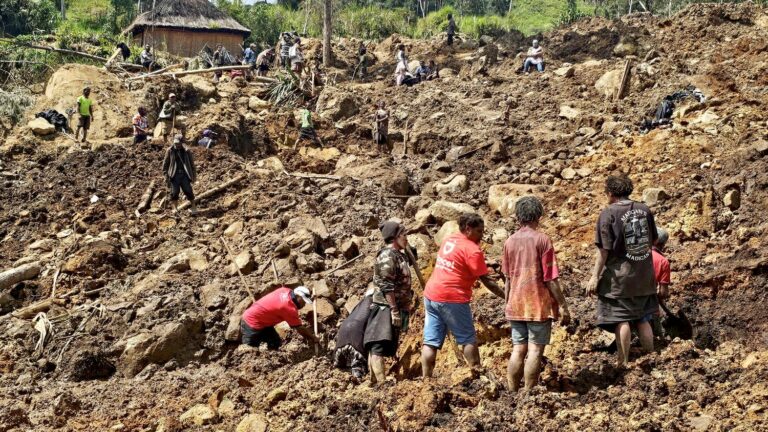 the authorities warn of the risks of new landslides