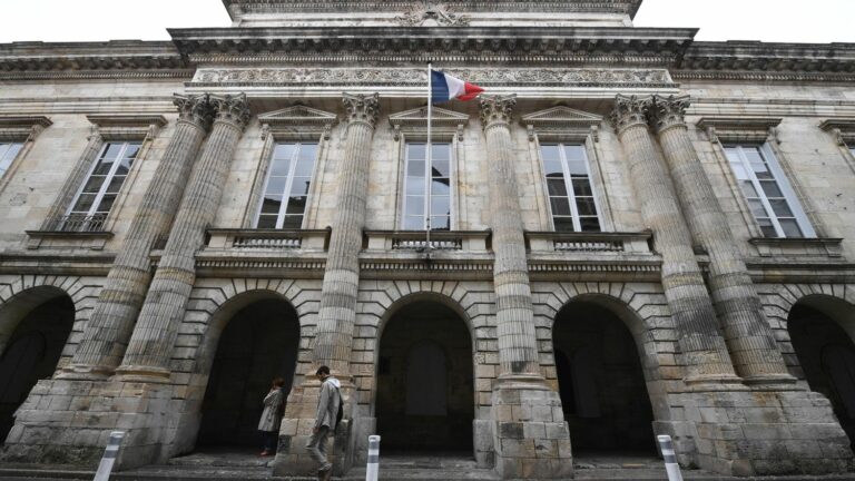 the caregiver filed a complaint, the official of the Montargis court suspended