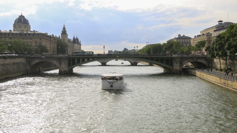 the poor water quality of the Seine prevents the French open water swimming team from training