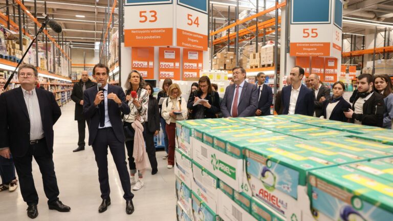 what is the concept of Atacadão, the warehouse store launched by Carrefour?