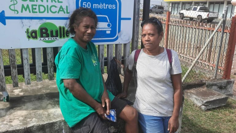 while separatists and loyalists are tearing each other apart in New Caledonia, the inhabitants of La Foa manage to preserve civil peace