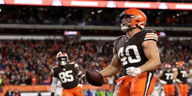 L’arrière des Cleveland Browns Johnny Stanton pose avec un t-shirt de rôle critique