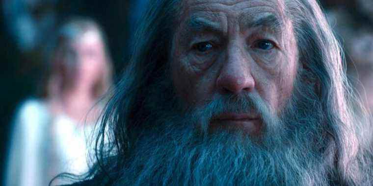 Quels sont les mots que les elfes chantent dans leur complainte à Gandalf ?