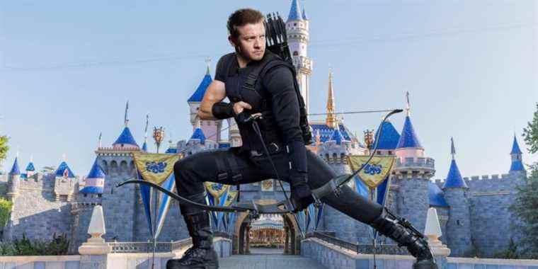 Une nouvelle affiche Hawkeye repérée à Disneyland présente Lucky The Pizza Dog