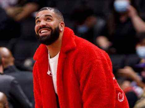 Drake a retrouvé ses « nouveaux parents » lors d’un match de la NBA à Oklahoma City