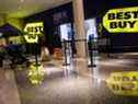 Les acheteurs du Black Friday quittent un magasin Best Buy à Washington, DC, le 26 novembre 2021.