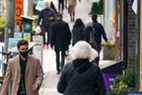 Un homme portant un masque facial marche le long de la rue Yonge à Toronto le 4 novembre 2021. 