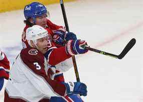 Tyler Toffoli (73) des Canadiens de Montréal retient Jack Johnson (3) de l'Avalanche du Colorado en brandissant son bâton lors de la première période à Montréal le jeudi 2 décembre 2021.