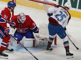 Logan O'Connor (25 ans) de l'Avalanche du Colorado tente un rebond après un tir sur le gardien des Canadiens de Montréal Jake Allen, tandis que Jonathan Drouin (92 ans) suit dans le jeu lors de la première période à Montréal le jeudi 2 décembre 2021.