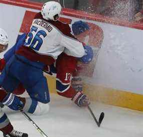 Josh Anderson (17 ans) des Canadiens de Montréal est percuté violemment contre la bande par Kurtis MacDermid (56 ans) de l'Avalanche du Colorado lors de la deuxième période à Montréal le jeudi 2 décembre 2021.