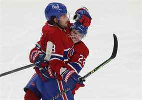 Cole Caufield (22) des Canadiens de Montréal célèbre le but de son coéquipier Ben Chiarot (8) lors de la deuxième période à Montréal le jeudi 2 décembre 2021.