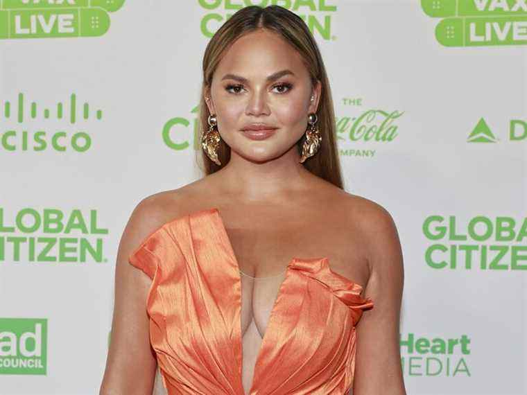 Chrissy Teigen obtient une greffe de sourcils