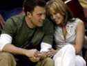 Ben Affleck reçoit un sourire de sa petite amie Jennifer Lopez lors de la demi-finale de la Conférence Ouest NBA Los Angeles Lakers-San Antonio Spurs à Los Angeles le 11 mai 2003.  