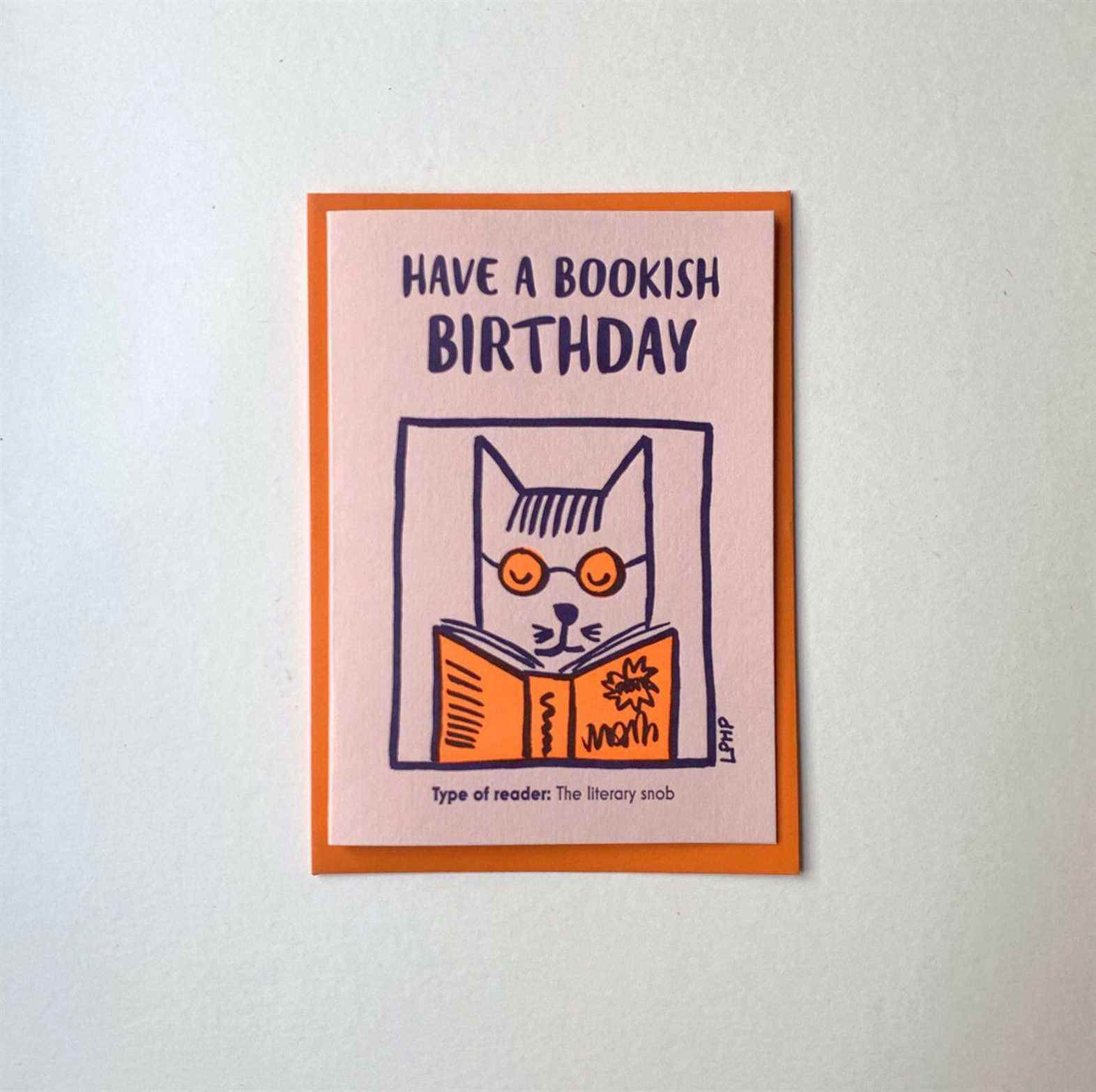 Image d'une carte d'anniversaire.  C'est rose avec un chat dessus. 