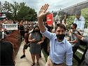 Des manifestants crient alors que le chef libéral Justin Trudeau arrive pour faire campagne à Nobleton, en Ontario, le 27 août.