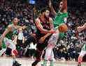 Fred VanVleet des Raptors passe le ballon devant Al Horford des Celtics de Boston en première mi-temps à la Scotiabank Arena le dimanche 28 novembre 2021. 