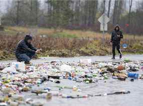 Des débris sont photographiés le long d'une route alors que de fortes pluies se sont poursuivies à Abbotsford mardi.