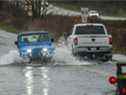 Des conducteurs bravent la route inondée de South Fraser Way près de Townline Road à Abbotsford, en Colombie-Britannique.  28 novembre 2021.