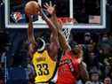 Myles Turner des Indiana Pacers dunk le ballon sur Precious Achiuwa des Toronto Raptors au Gainbridge Fieldhouse le 26 novembre 2021 à Indianapolis, Indiana. 