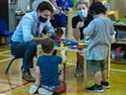 Le premier ministre Justin Trudeau rend visite aux enfants d'une garderie à St. John's, à Terre-Neuve, en juillet.  La province a conclu une entente avec Ottawa pour un programme de garde d'enfants à 10 $ par jour.