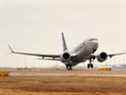 (FILES) Dans cette photo d'archive prise le 02 décembre 2020, un avion Boeing 737 MAX d'American Airlines décolle pour un vol d'essai depuis l'aéroport international de Dallas-Fort Worth à Dallas, Texas.  - Boeing a déclaré le 9 avril 2021 qu'il avait recommandé que 16 compagnies aériennes pilotant ses avions 737 MAX répondent à un 