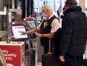 Les voyageurs s'enregistrent au comptoir d'Air Canada à l'aéroport international de Calgary le 26 novembre 2020. 