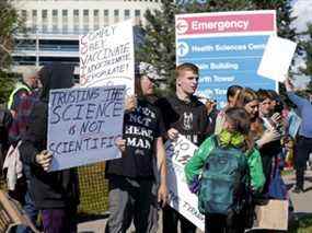 La police était très présente alors qu'Anitifa et des manifestants s'affrontaient lors d'un rassemblement à l'hôpital Foothills organisé par les infirmières de première ligne du Canada à Calgary le lundi 13 septembre 2021.