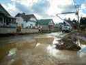 Une équipe de services publics travaille un jour après que de fortes pluies ont inondé la ville intérieure sud de Princeton, en Colombie-Britannique, le 16 novembre.