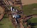 Des wagons sur des voies ferrées entourées de terres agricoles inondées dans la prairie de Sumas près d'Abbotsford, en Colombie-Britannique, au Canada, le vendredi 19 novembre 2021. 