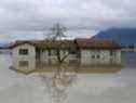 Une maison entourée par les eaux de crue dans le quartier Yarrow après que des pluies torrentielles aient causé des inondations et des glissements de terrain à Chilliwack, en Colombie-Britannique.