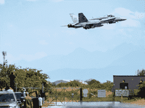 Des gens regardent un avion de l'équipe de démonstration CF-18 de l'Aviation royale canadienne décoller de l'aéroport de Boundary Bay, à Delta, en Colombie-Britannique, le 18 juillet 2021.