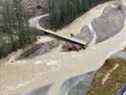 Un ruisseau gonflé coule sous un pont emporté à l'échangeur de la mine Carolin avec l'autoroute 5 de Coquihalla après que des tempêtes de pluie dévastatrices ont provoqué des inondations et des glissements de terrain près de Hope, en Colombie-Britannique, le 17 novembre 2021. 