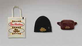 La gamme en édition limitée de Timbiebs Timbits de Justin Bieber est maintenant disponible dans les restaurants Tim Hortons participants au Canada et aux États-Unis, ainsi qu'une gamme de marchandises exclusives.