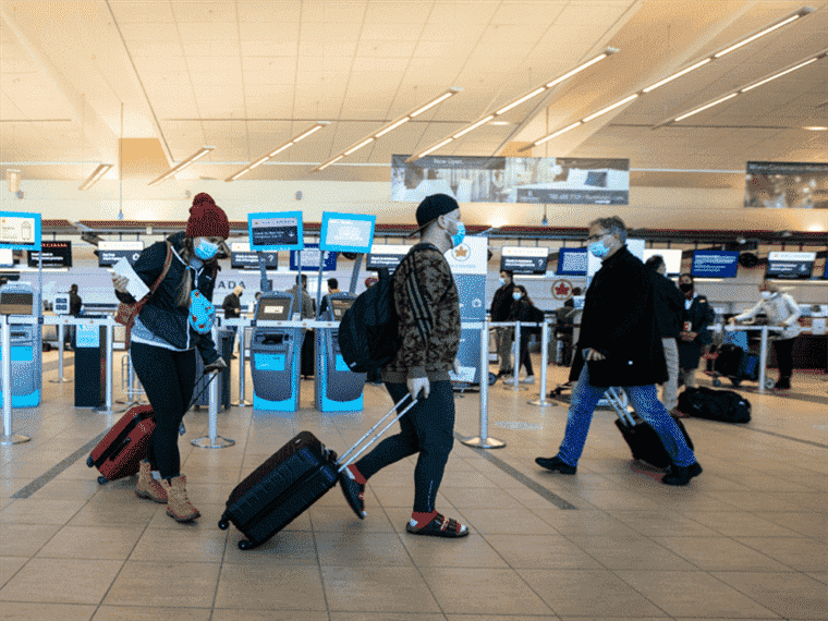 Chaos et confusion dans les aéroports canadiens à propos des nouvelles règles de test COVID-19