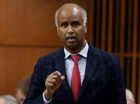 Le ministre canadien du Logement, de la Diversité et de l'Inclusion, Ahmed Hussen, prend la parole lors de la période des questions à la Chambre des communes sur la Colline du Parlement à Ottawa, Ontario, Canada, le 30 novembre 2021. REUTERS/Blair Gable