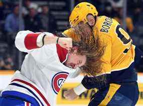 Michael Pezzetta, à gauche, des Canadiens et Mark Borowiecki des Predators se battent en deuxième période au Bridgestone Arena de Nashville, le samedi 4 décembre 2021.