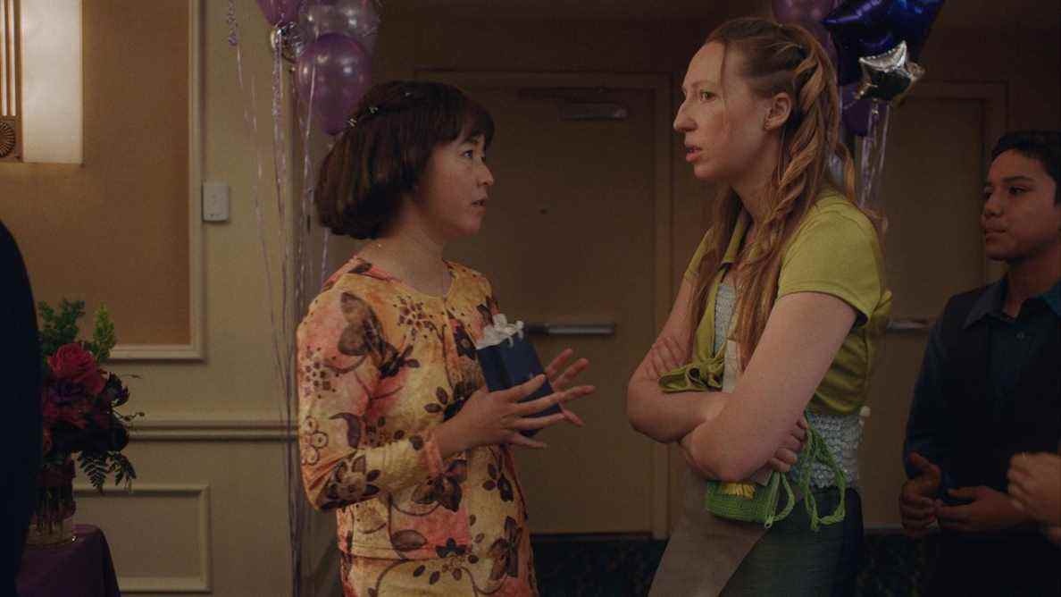 Maya Erskine et Anna Konkle jouent des versions d'elles-mêmes dans Pen15.  Les deux sont habillés pour une Bat Mitzvah et Maya tient un cadeau.