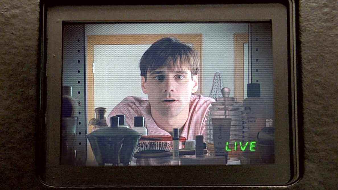 Truman regardant dans son appareil photo miroir de salle de bain dans Truman Show