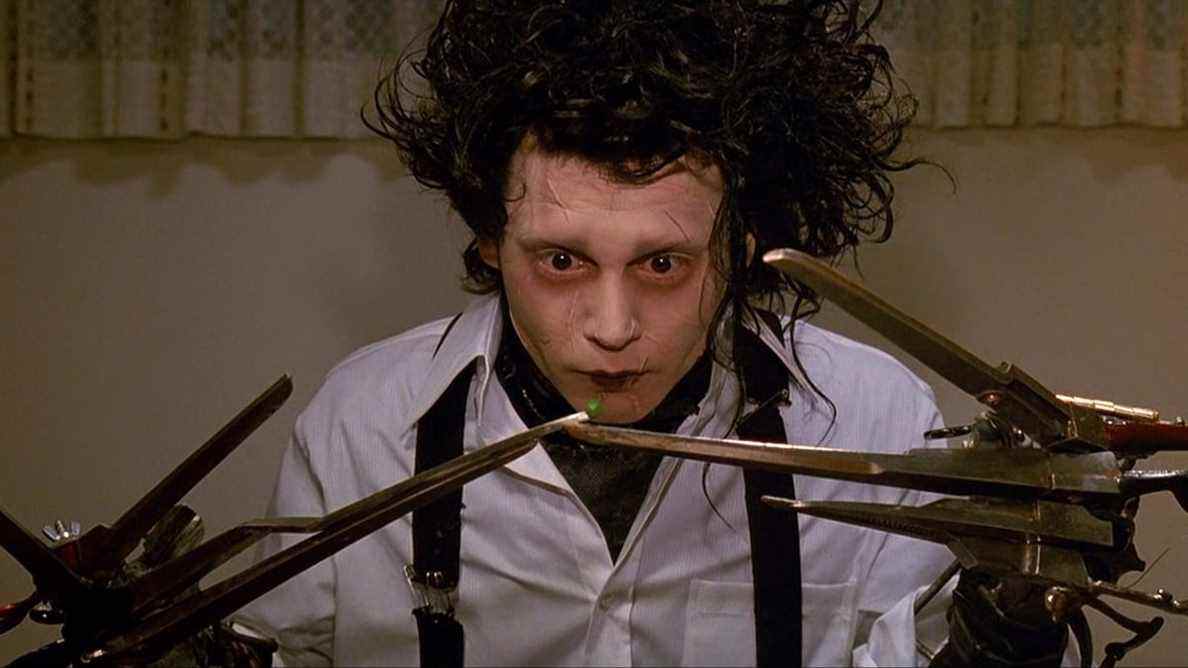 Edward Scissorhands (Johnny Depp) en train de dîner à Edward Scissorhands.