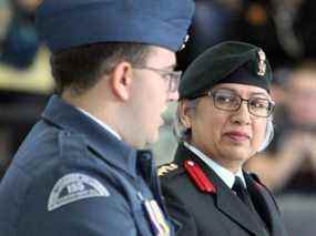 155e Escadron du GC Borden Gray Cadets de l'Aviation royale du Canada 75e examen annuel à Sault Ste.  Marie Armory à Sault Ste.  Marie, Ont., le 6 mai 2017. Le colonel Nishika Jardine et le S/O 2 Ben Fisher