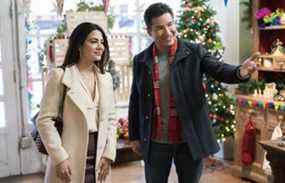 Emeraude Toubia et Mario Lopez jouent dans Holiday in Santa Fe.