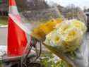 Un bouquet de fleurs est déposé sur le site d'un accident mardi soir sur Riverside Drive à Londres où une femme, une adolescente et huit filles ont été heurtées par un SUV alors qu'elles marchaient.  Une fillette de huit ans est décédée plus tard.  Des membres des Guides figuraient parmi les blessés.  Photographie prise le mercredi 1er décembre 2021. Mike Hensen/The London Free Press