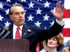 Le candidat républicain à la présidentielle Bob Dole fait un point lors d'un discours du Memorial Day à Clifton, New Jersey, le 27 mai 1996.