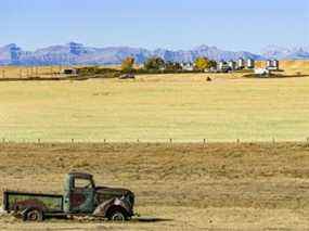 Une ferme près de High River, en Alberta.  avec les montagnes Rocheuses en arrière-plan en septembre 2020. Le sondage a révélé une différence entre les perceptions des Albertains de leur province et la façon dont les autres Canadiens la voient, dit Brown.  Azin Ghaffari/Postmédia