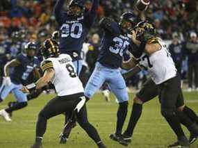 Le quart-arrière des Tiger Cats Jeremiah Masoli (8) a cette tentative de passe bloquée par le défenseur des Argonauts Travis Feeney lors du match du 12 novembre à Toronto.